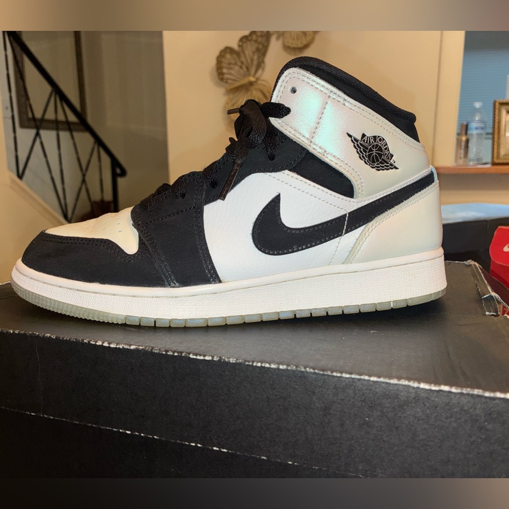 🚨SALE🚨 Air Jordan 1 Mid SE GS “Diamond” in size 7Y